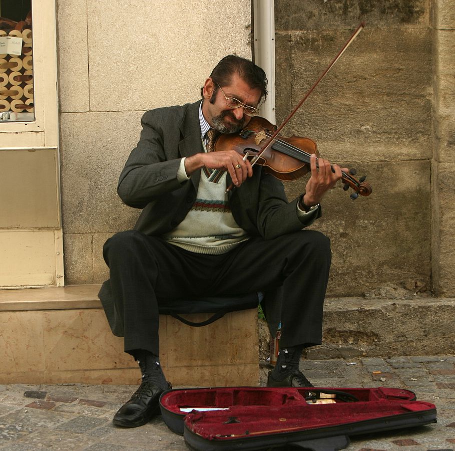 909px-Arles_Busker_IMG_8299
